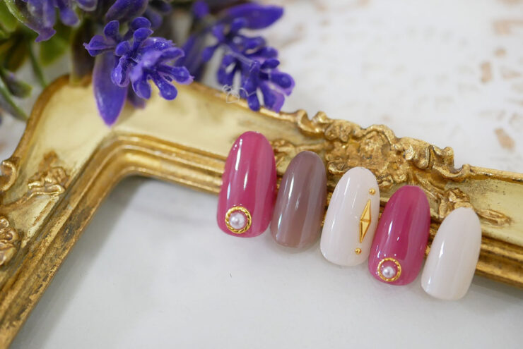 ピンク・白のネイルチップが並ぶ画像