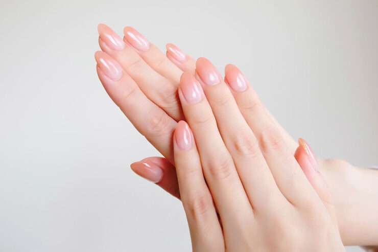 ピンクグラデーションのジェルを施した美しい手元の画像