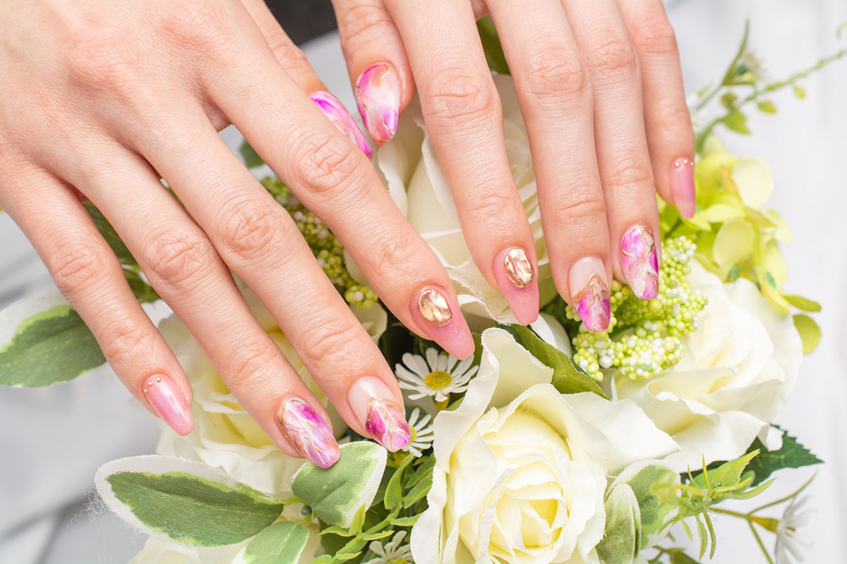 ネイルサロンに通う頻度や自爪を守るセルフケアについて