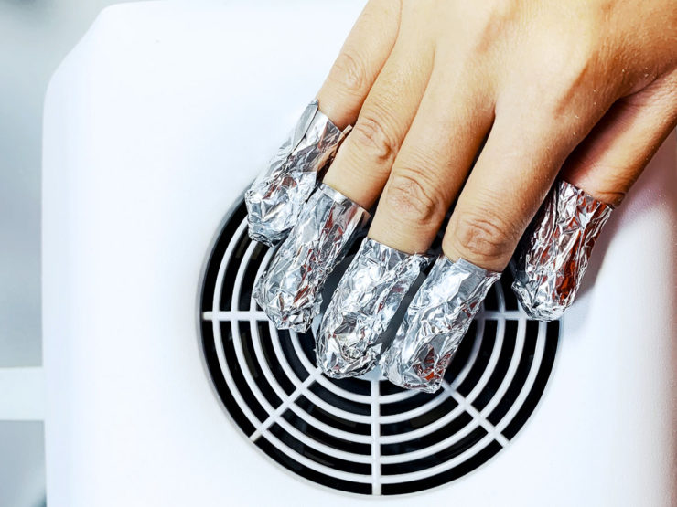 ジェルネイルをオフしている画像