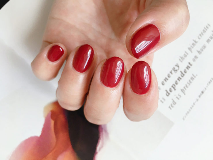 赤いワンカラーのネイル画像