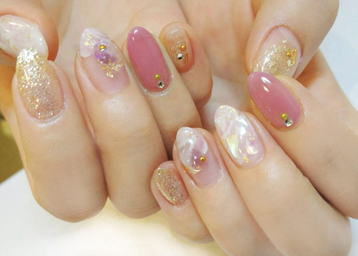 ジェルネイルを施した指先の画像