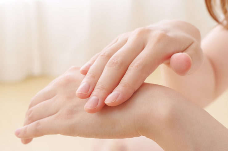 ネイルをしていない手元の画像