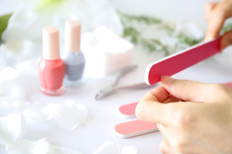 ネイルの下準備を行っている画像