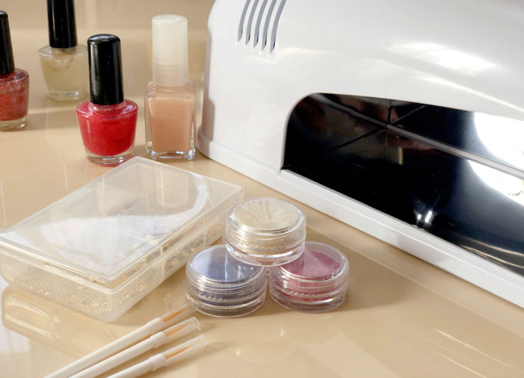 ジェルネイルやポリッシュなどネイル道具が並んだ画像