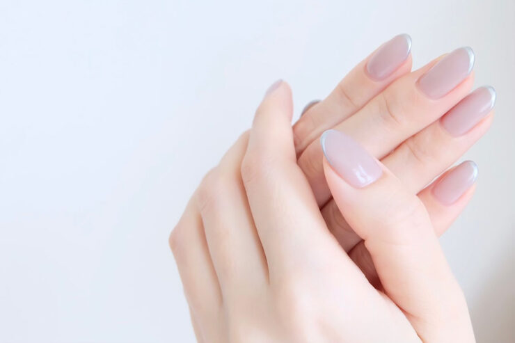 ナチュラルなジェルネイルを施した手元のアップ