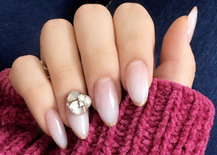 ラメフレンチのジェルネイルが施された手元の画像