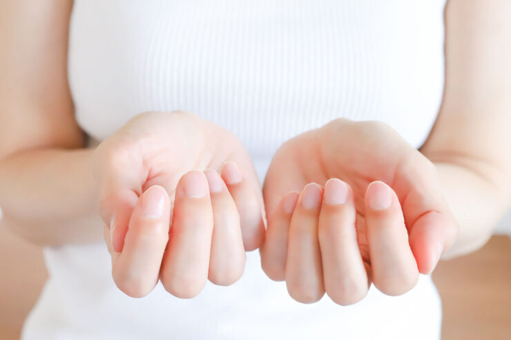 ネイルの塗られていない美しい手元の画像