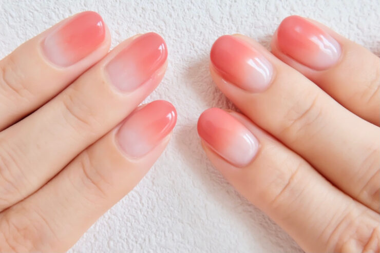 ピンクのジェルグラデーションの手元画像