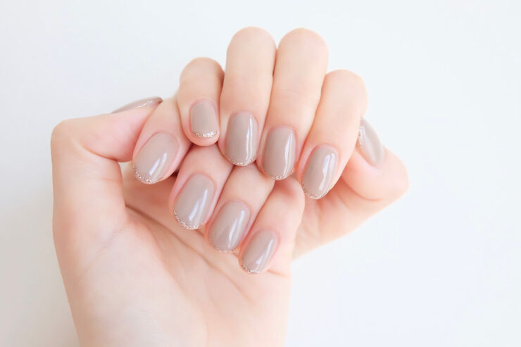 ヌードカラーのネイル手元画像