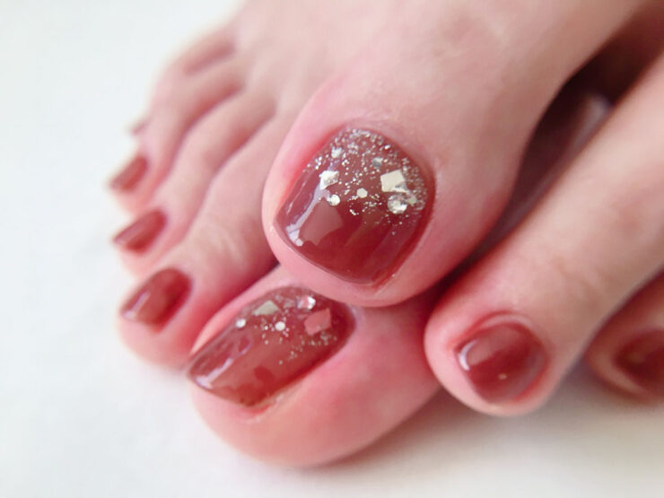 赤いフットネイルの画像