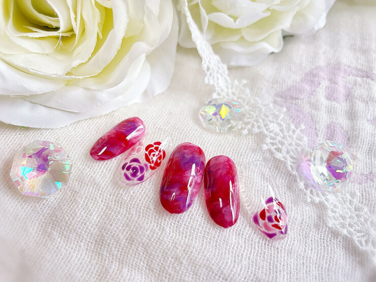 赤いニュアンスとバラのネイルチップ画像