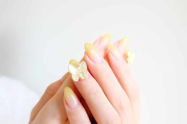 イエローのジェルグラデーションの手元画像