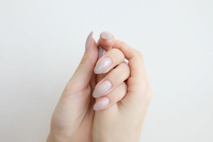 ナチュラルなジェルネイルの手元