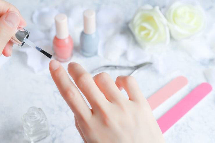 マニキュアを塗る手元の画像