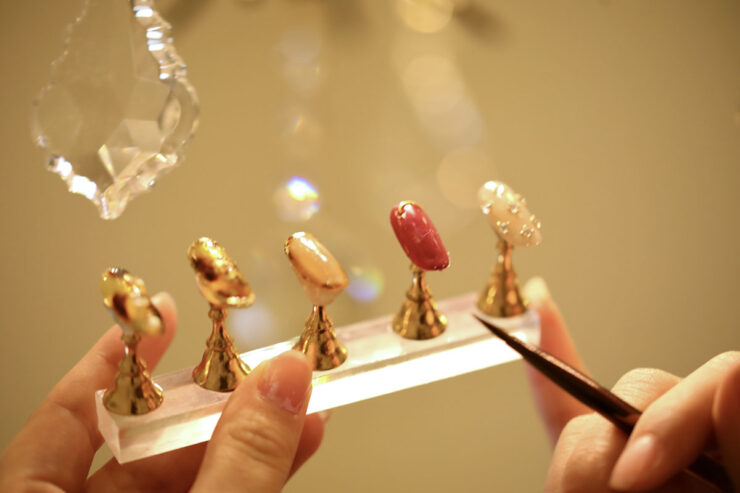 ネイルチップを作っている手元の画像