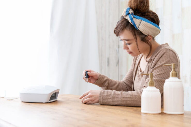 ピールオフジェルを自宅で塗る女性の画像