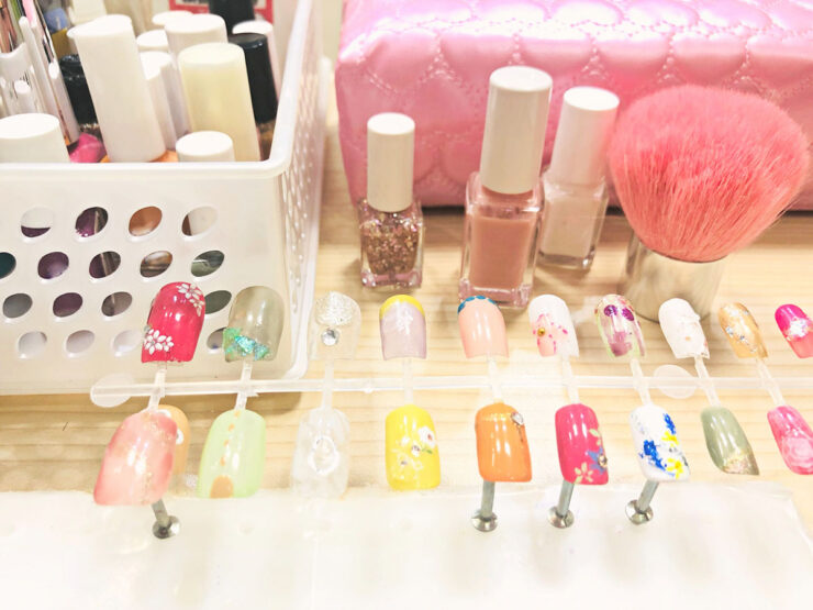 様々なネイルチップが並ぶ画像