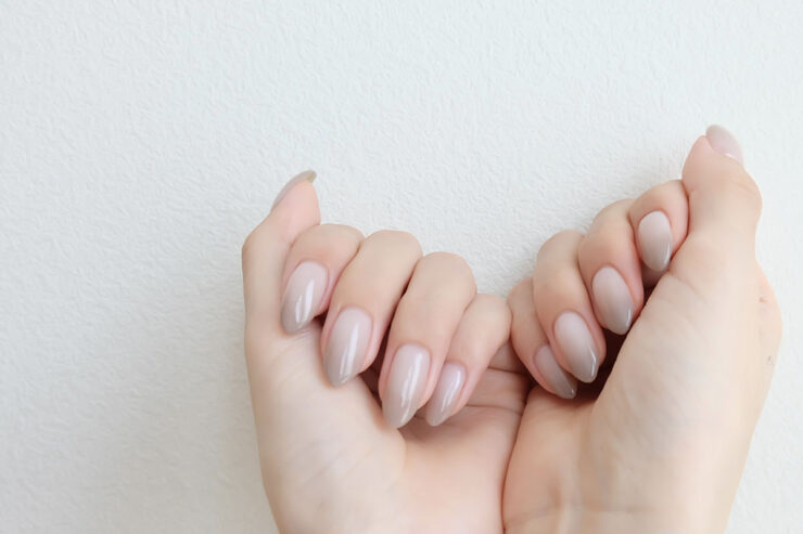 ベージュのジェルグラデーションの手元画像