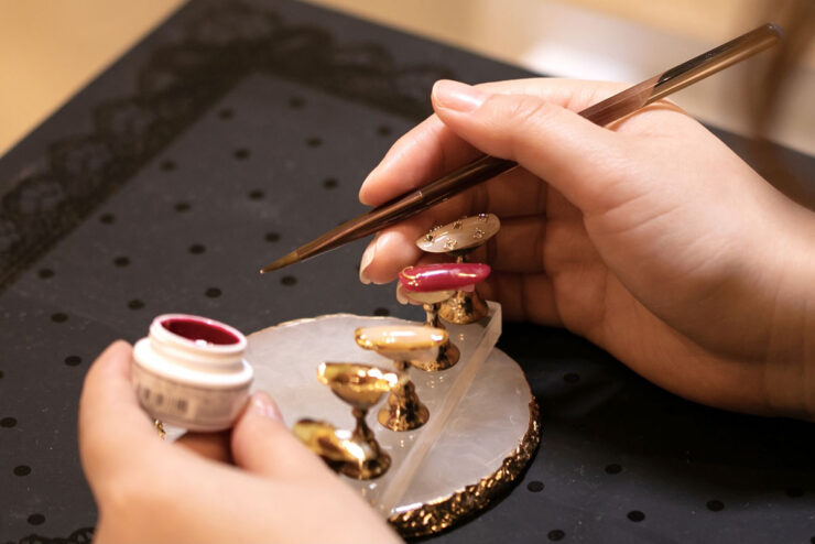 チップにジェルを塗る作業中の画像