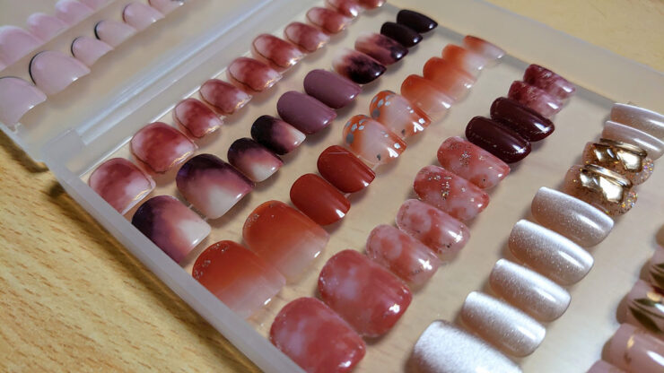 完成したネイルチップが並ぶ画像