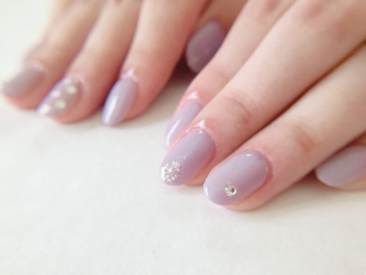 淡いラベンダーのジェルネイル画像