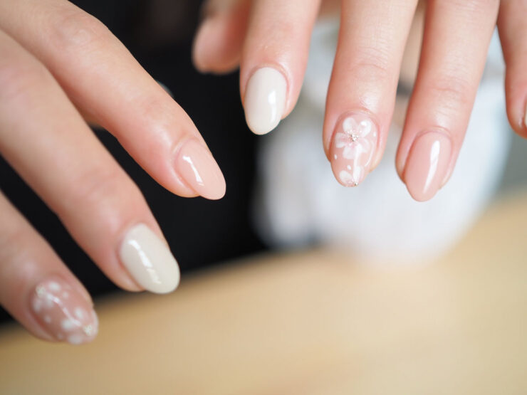 フラワーアートが施されたネイル画像