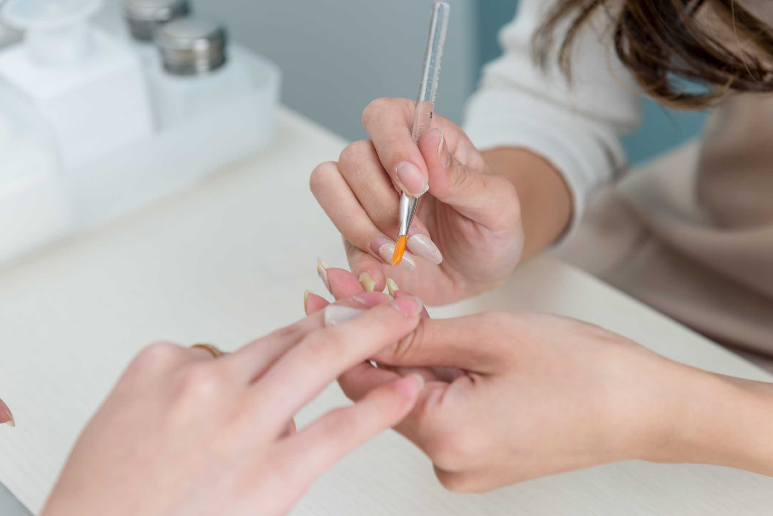 ジェルネイル検定の実技練習をしている画像