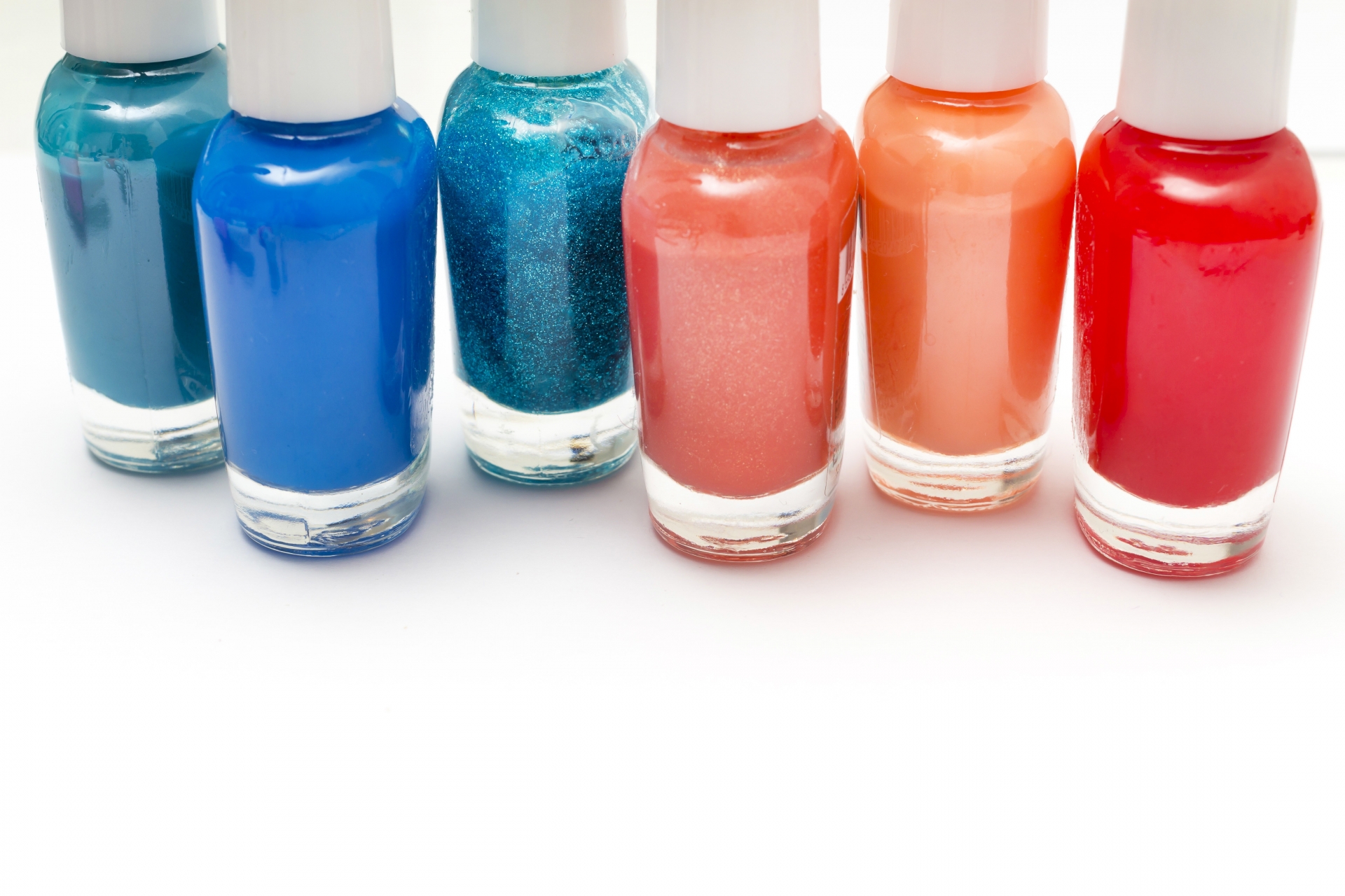 マニキュアボトルが並ぶ画像