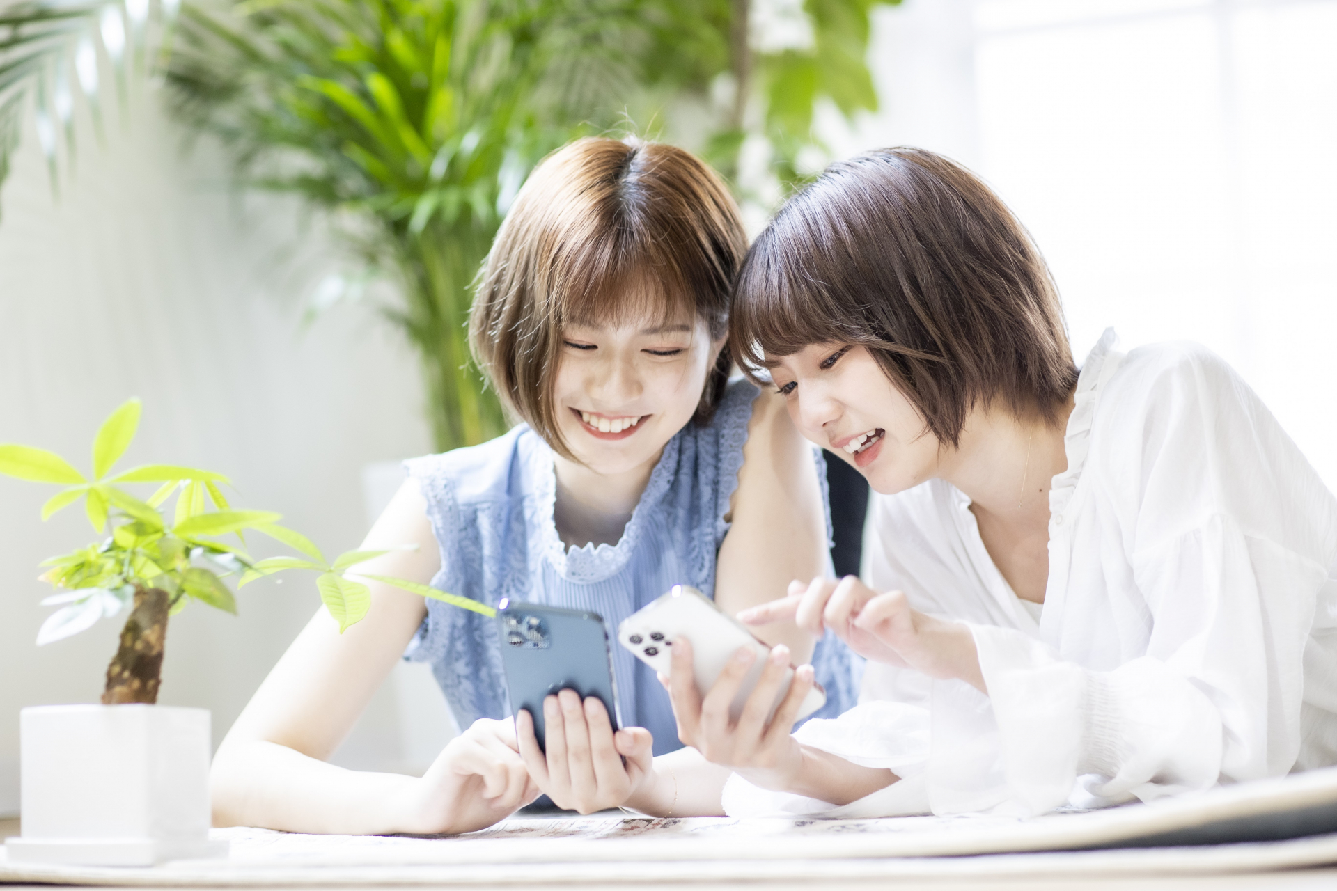 ネイルサロンを楽しそうに探している女性の画像