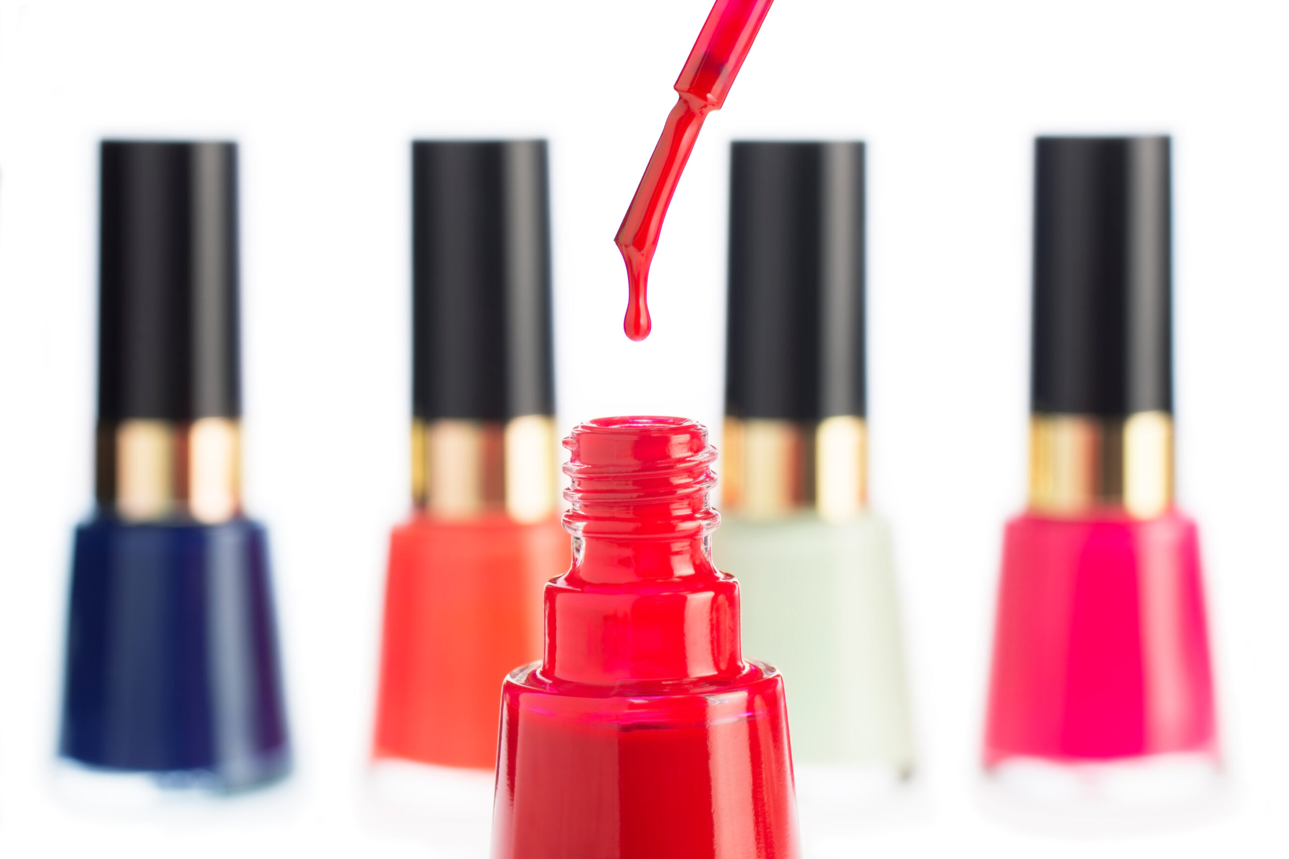 赤いマニキュアのボトル画像