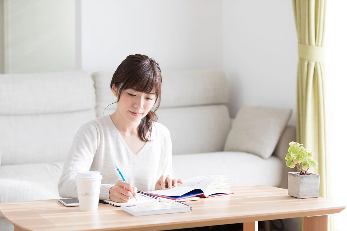 ネイリスト検定3級の勉強をしている女性