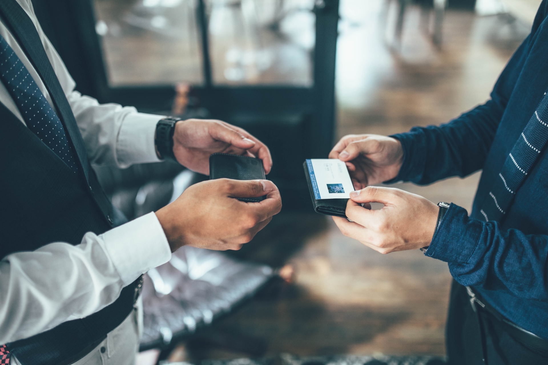 男性が名刺を交換している手元の画像