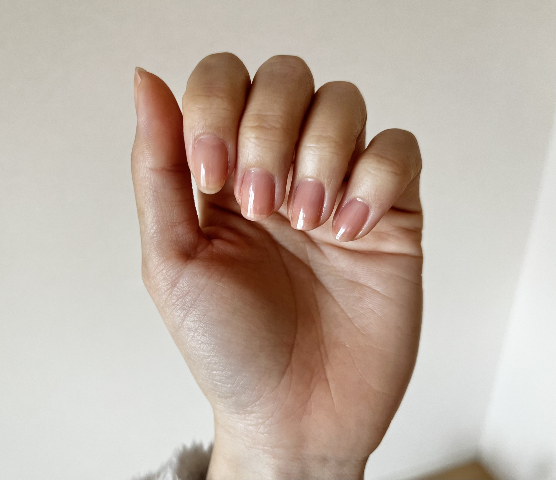 ナチュラルなネイルを施した手元画像