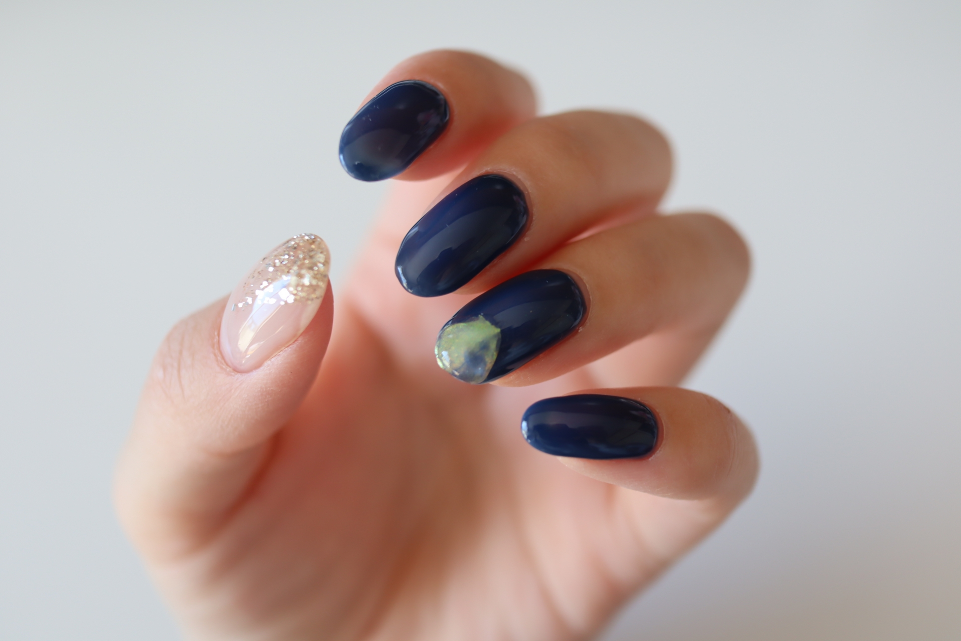 ジェルネイルを施した手元の画像