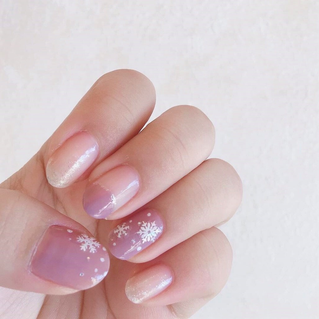 ネイルシールが貼られた爪の画像