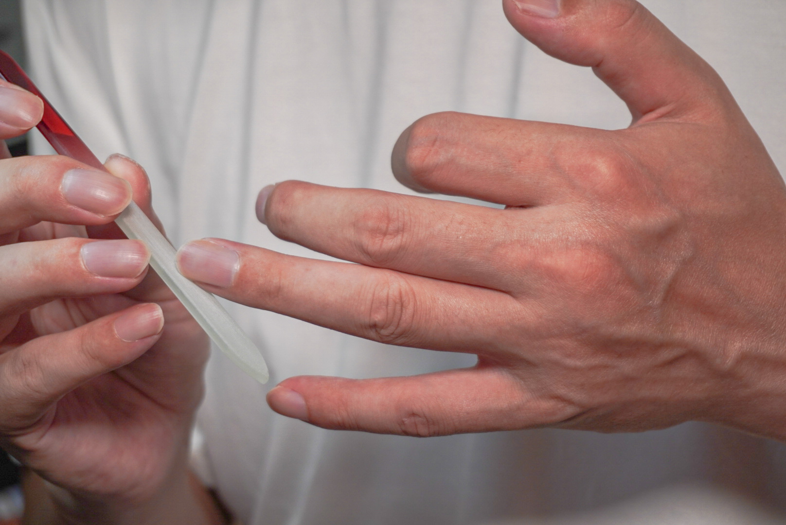 ネイルケアをしている画像