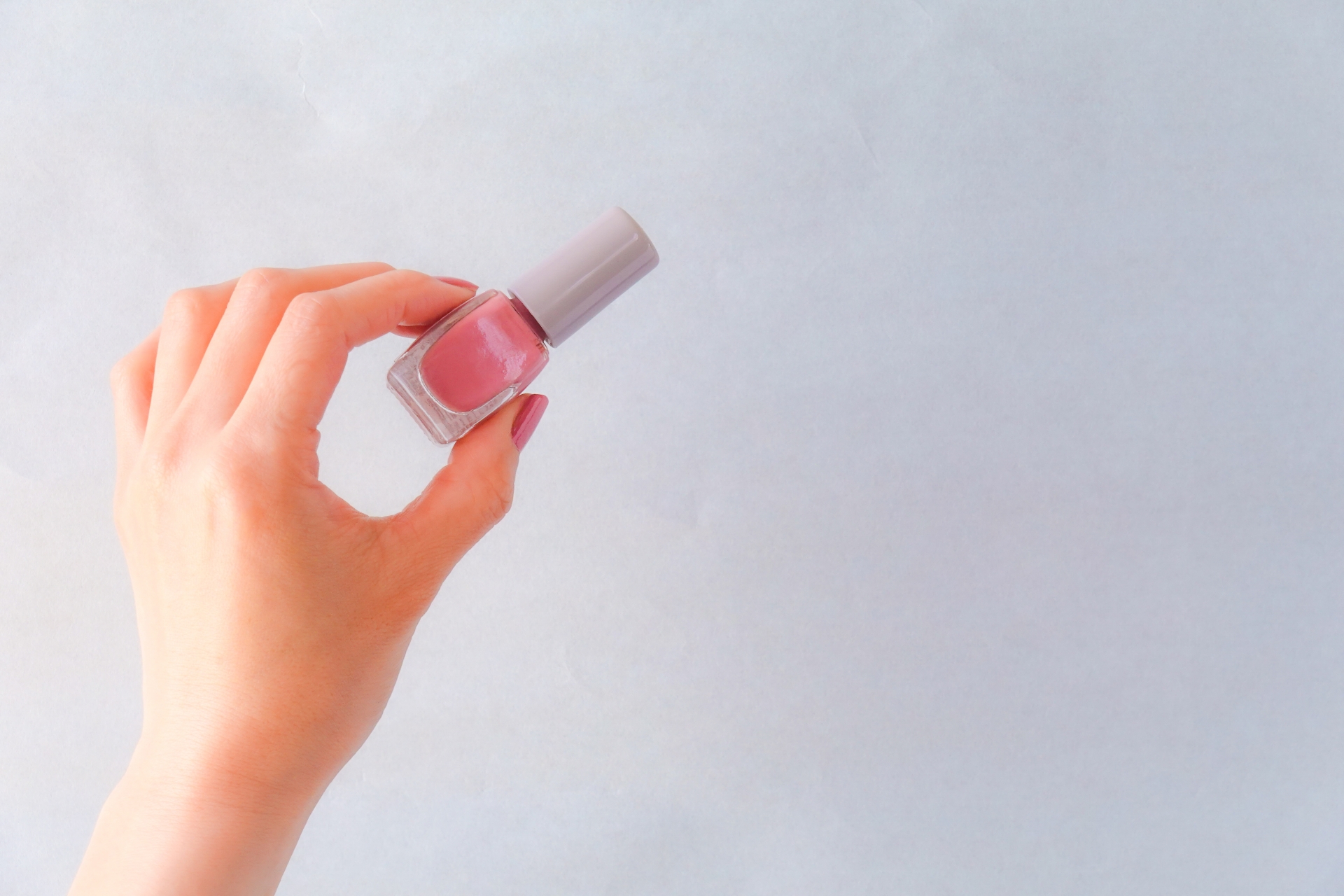 ジェルのボトルを持った手元画像