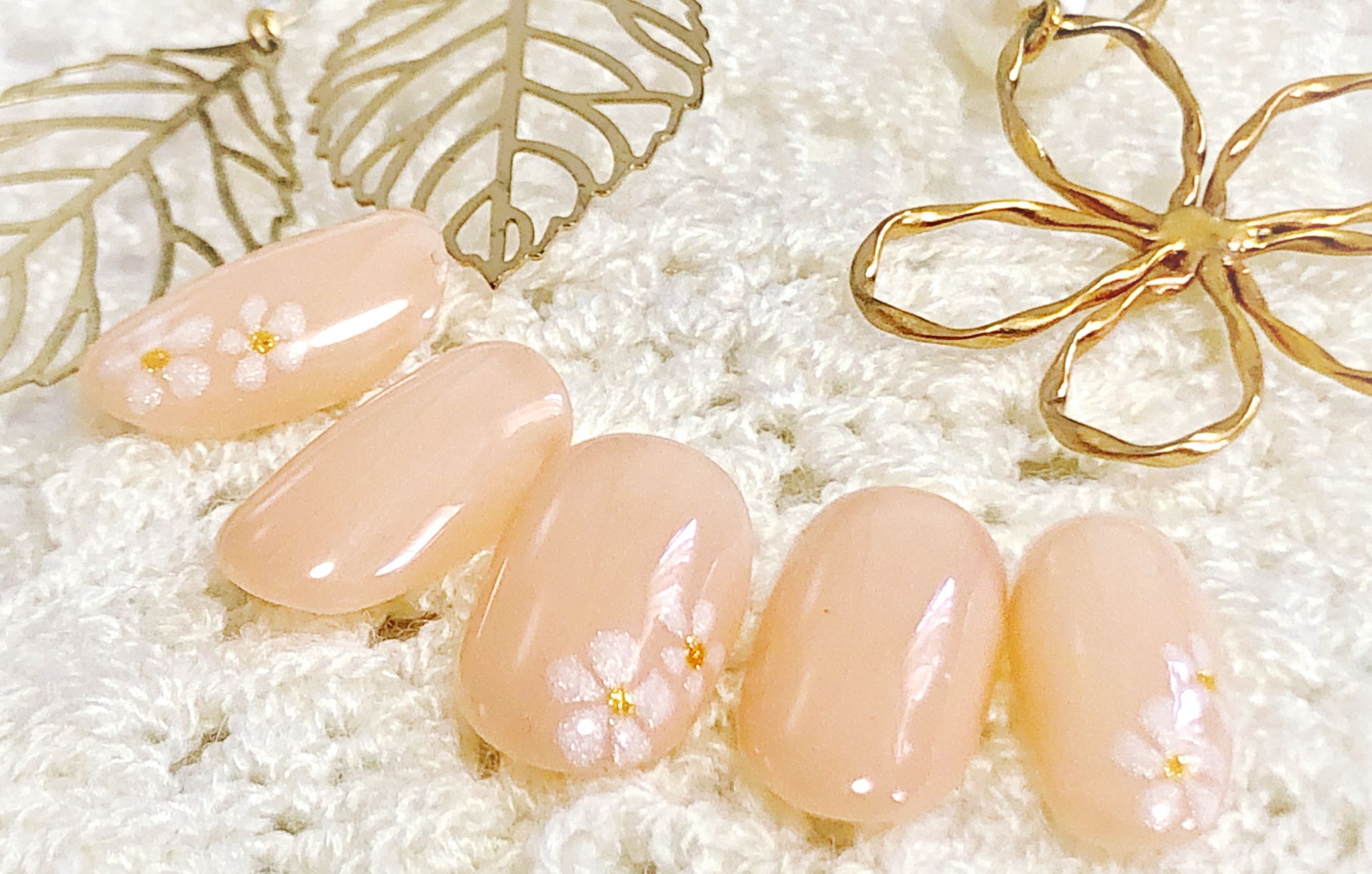 白い花がデザインされたフット用のネイルチップ