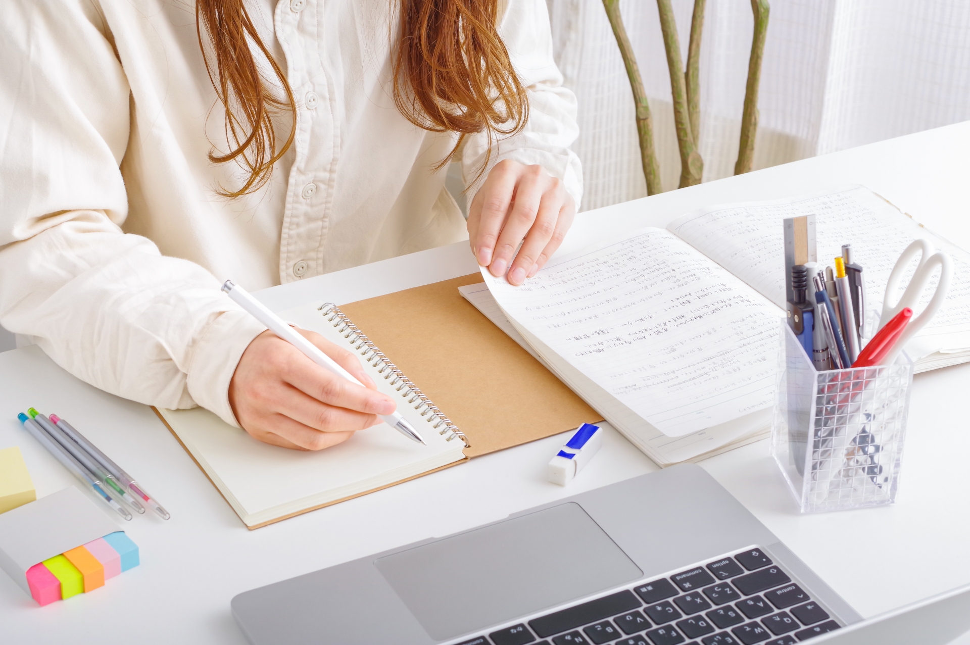 試験勉強をする女性