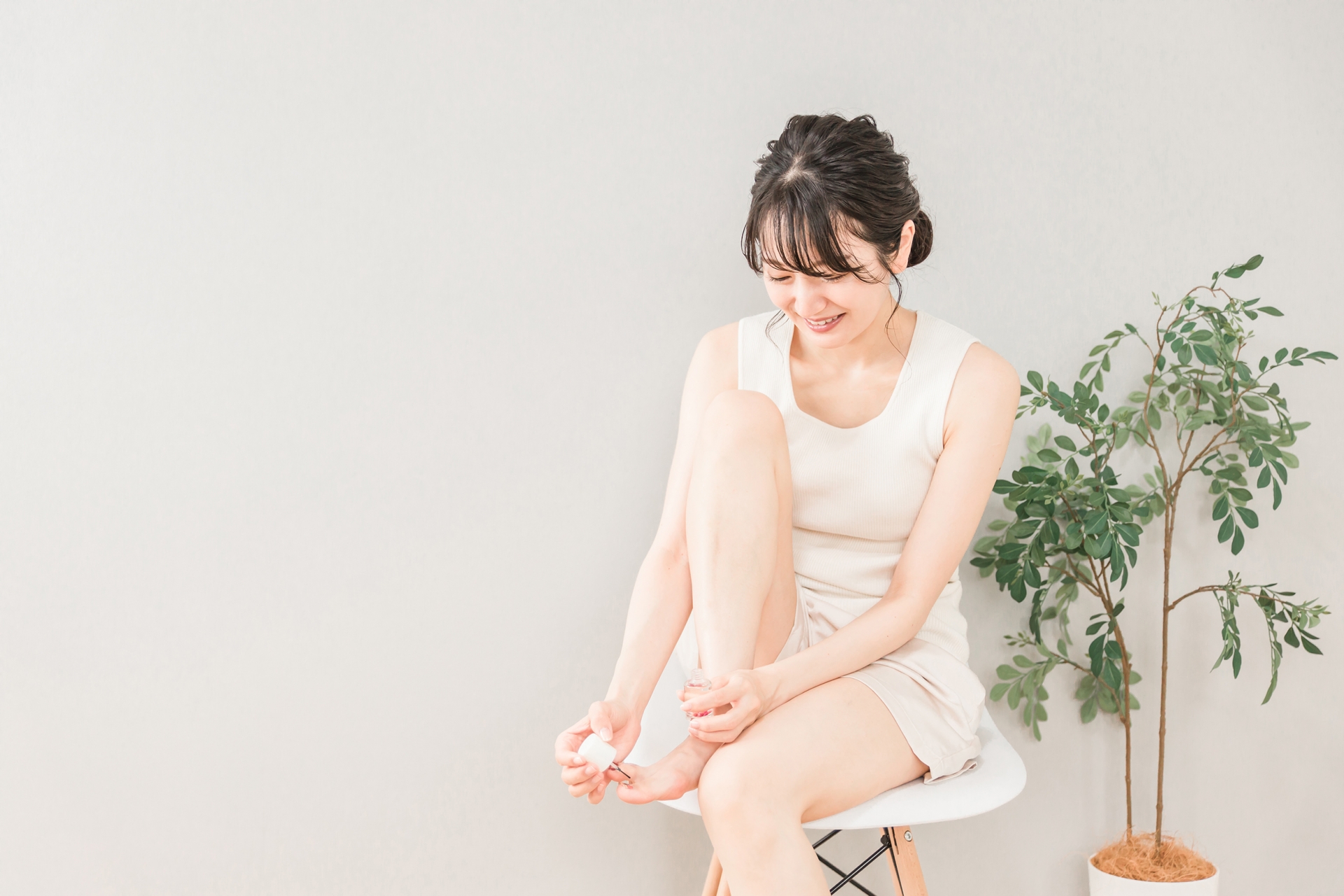 セルフフットネイルをする女性