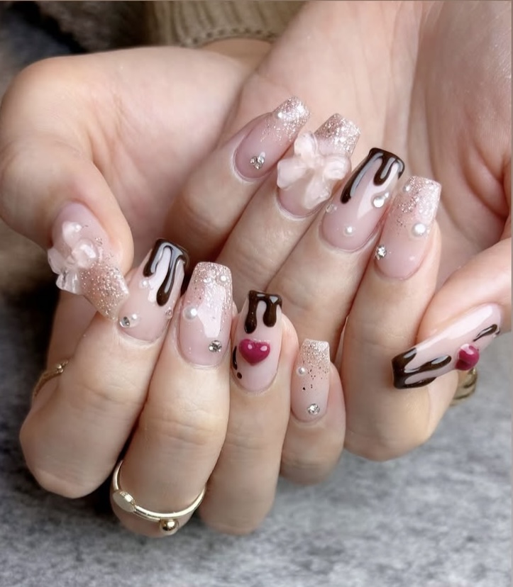 リボンやハートでデザインされた3Dネイル