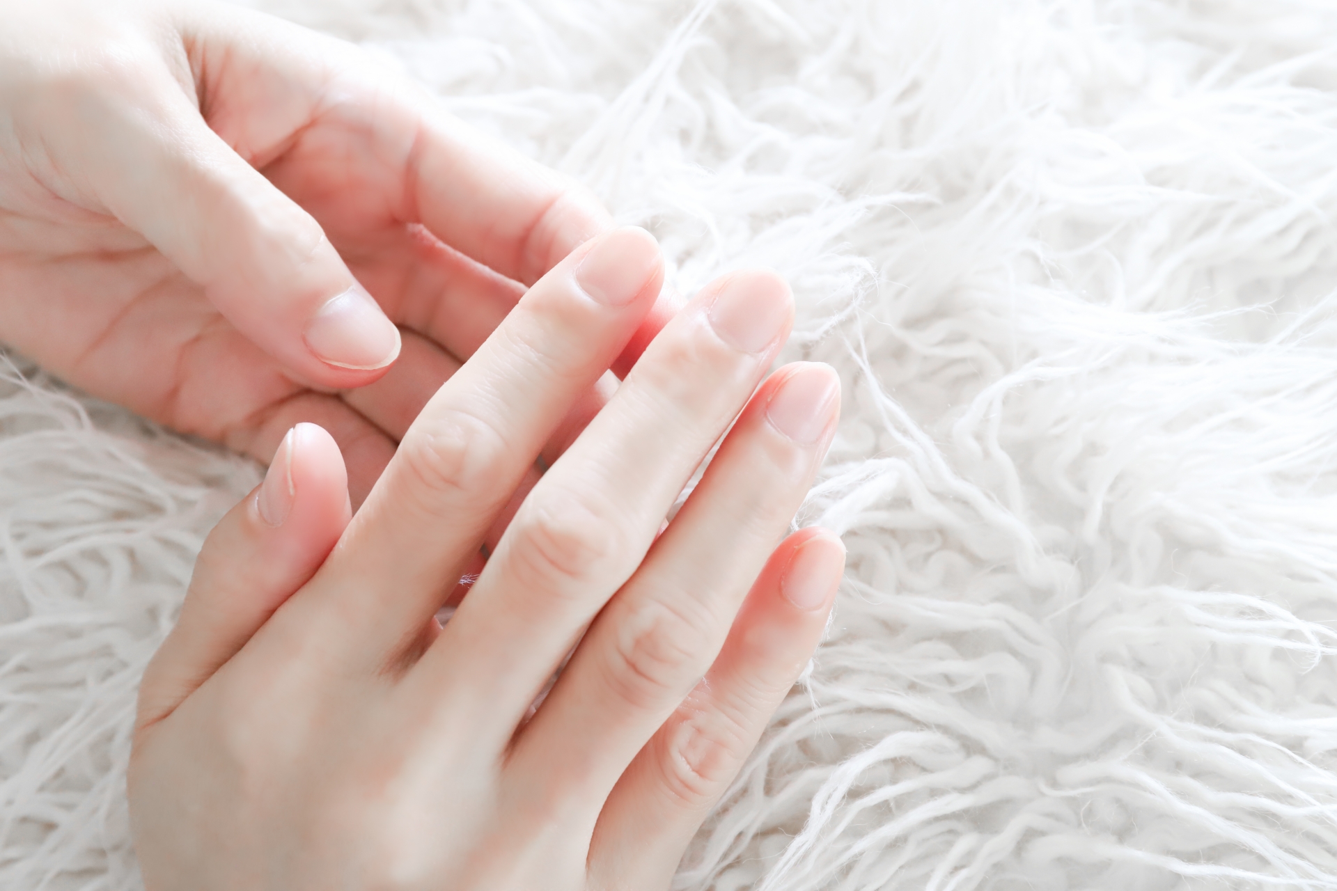 短く切り揃えられた爪