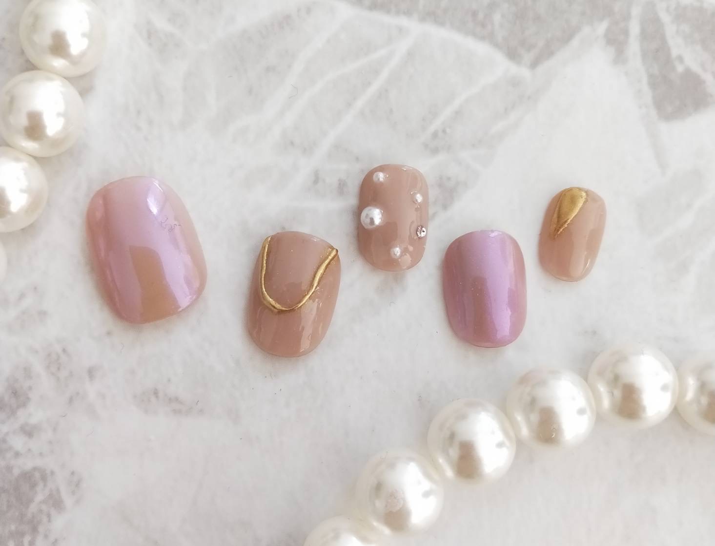 ミラーパウダーネイルでデザインされたフット用のネイルチップ