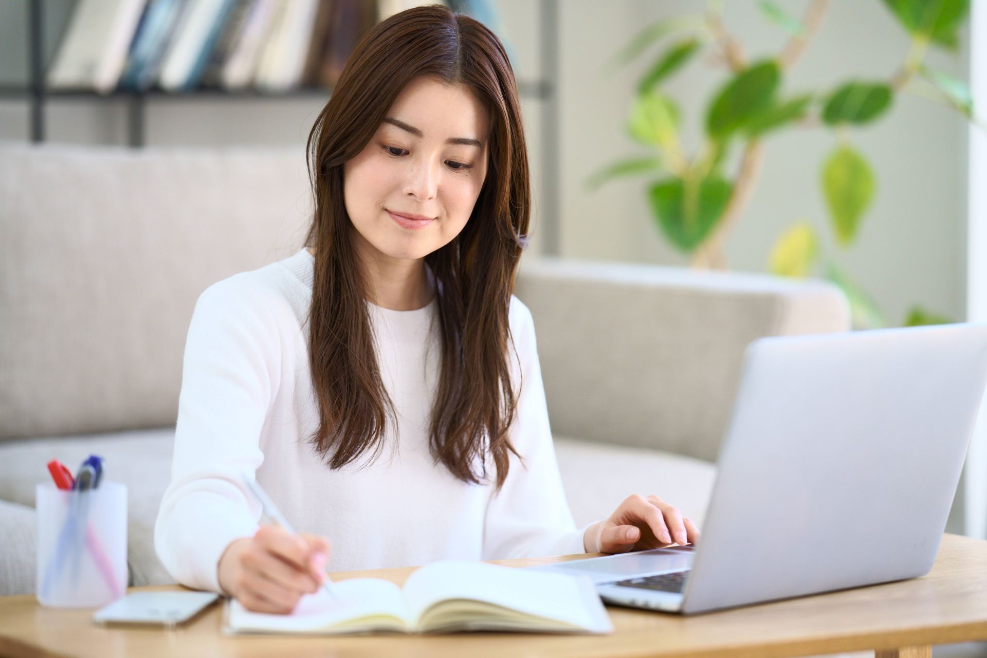 パソコンを使って試験勉強をする女性