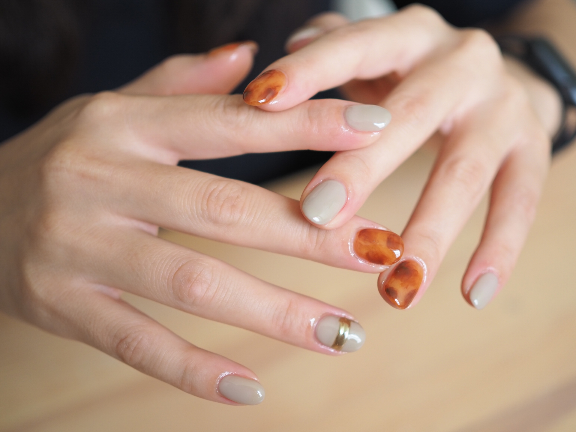 べっ甲ネイルがデザインされた手元