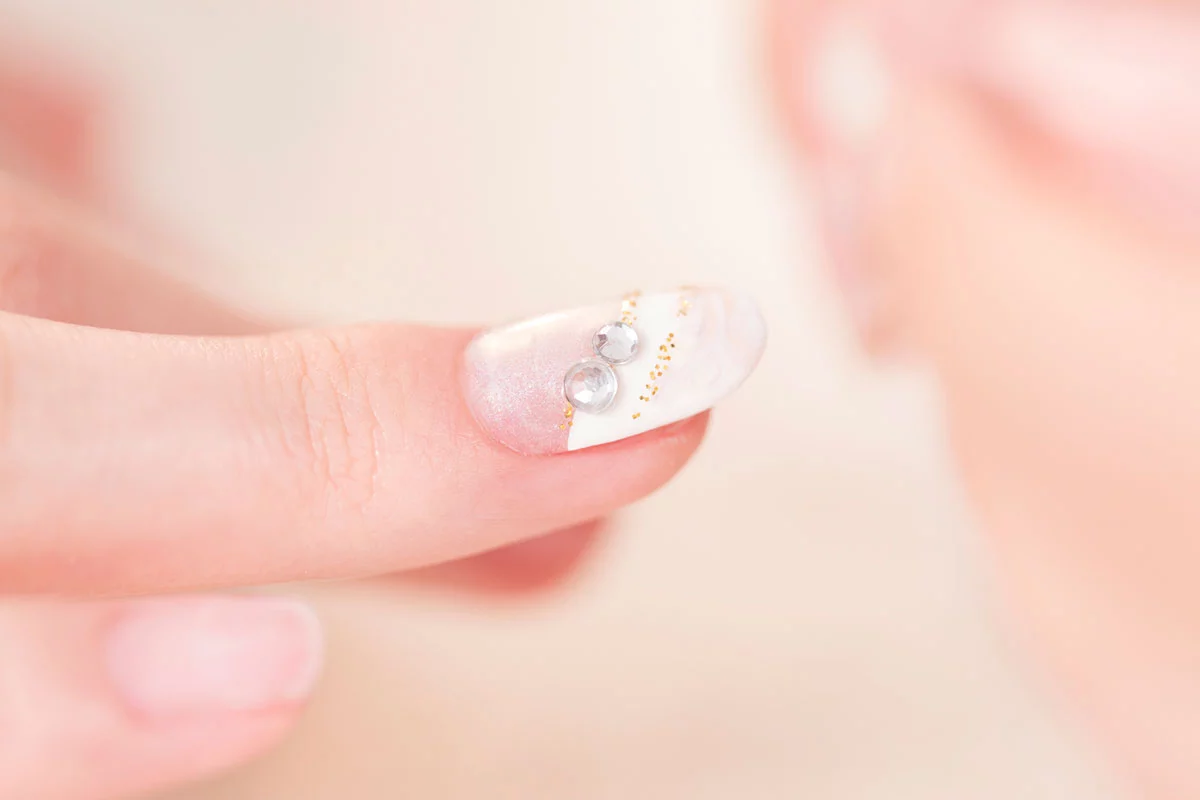 ストーンがデザインされたネイル