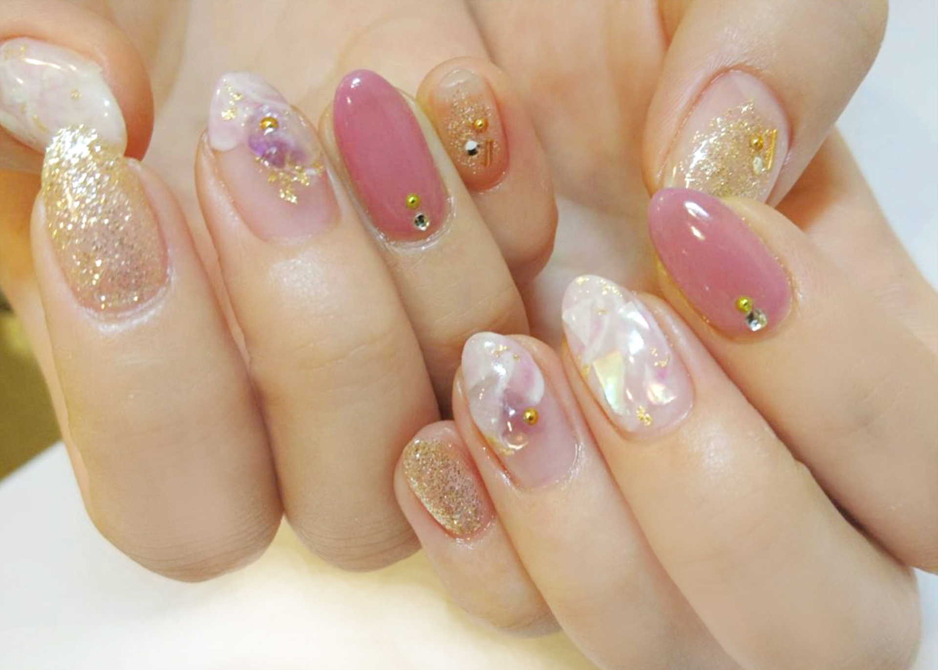 ラメやストーンでデザインされたジェルネイル