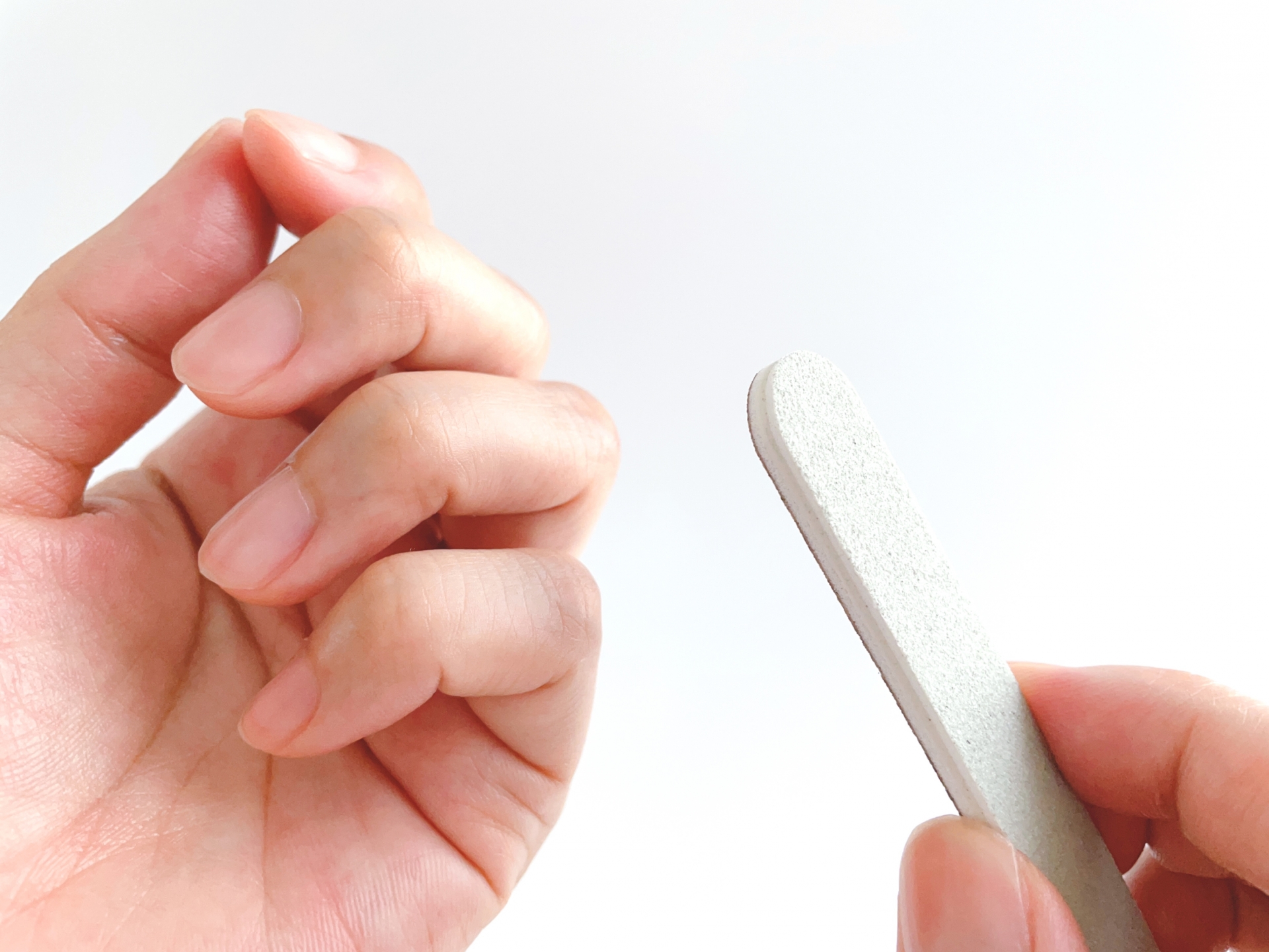 爪やすりを使用して深爪ケアしている手元