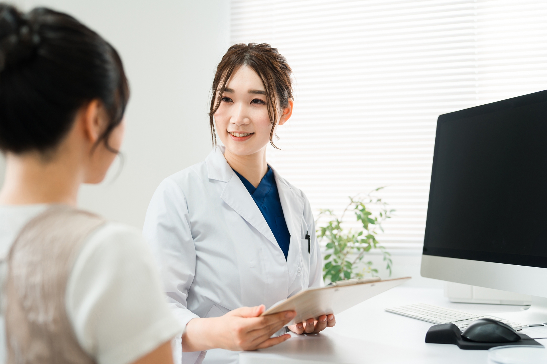 問診をする女性の医者